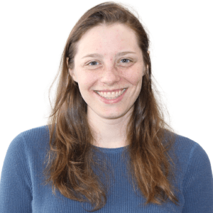 Portrait d'une femme souriante aux cheveux longs, fond transparent.