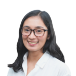 Fotografía de una mujer sonriente con gafas de montura negra y pelo castaño.