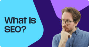 Nachdenklicher Mann mit Brille auf blauem und violettem Hintergrund mit dem Text &#039;What is SEO?