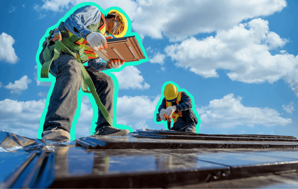 Dois homens trabalhando num telhado