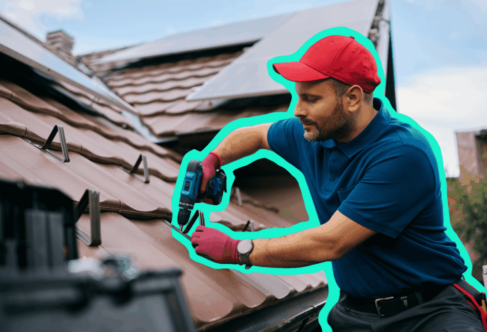 Dachdecker bei der Reparatur eines Hausdachs